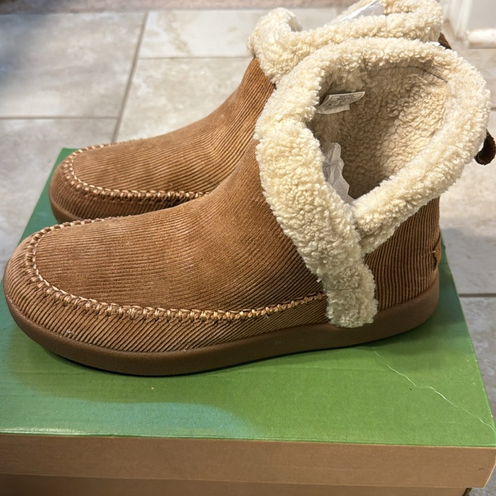 Brand new Sanuk warm boots size 8